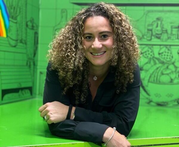 vrouw met krullen lachend