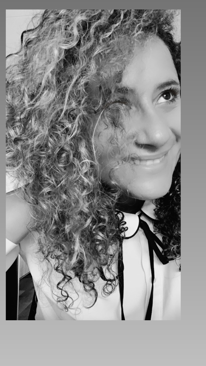 lachende vrouw met krullen zwart wit foto